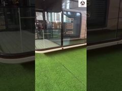 精巧な装飾が施された宇宙カプセル