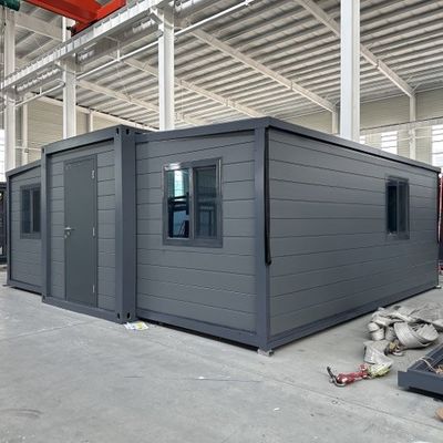 屋根が緑の建材と自然換気システムを持つ折りたたみコンテナハウス
