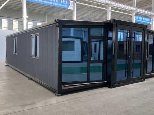 バルコニーと鋼鉄構造のコンテナハウス 究極の建設現場の宿泊ソリューション