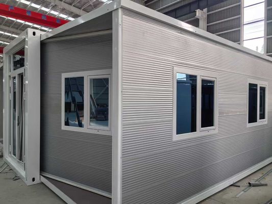 臨時または恒久的な住居のための拡張可能なコンテナハウスにおけるポリウレタン泡断熱とアルミ合金滑り窓